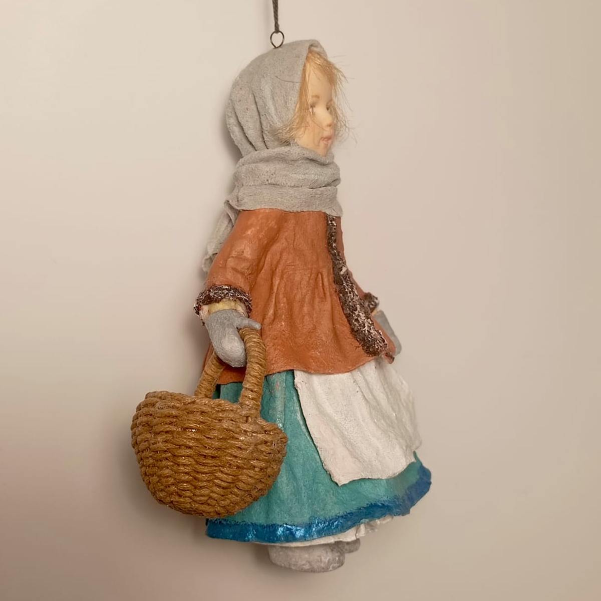 Девочка с корзиной