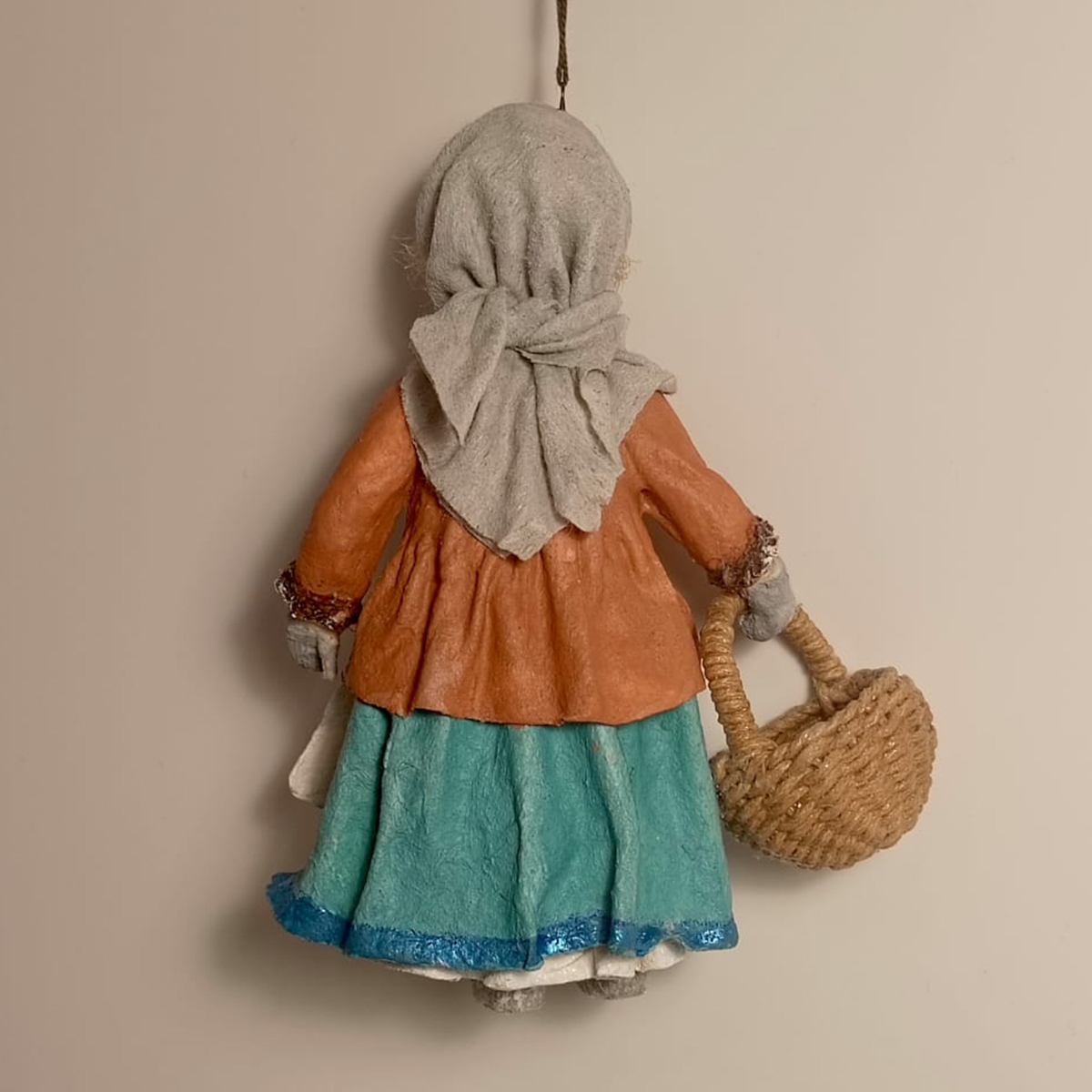 Девочка с корзиной